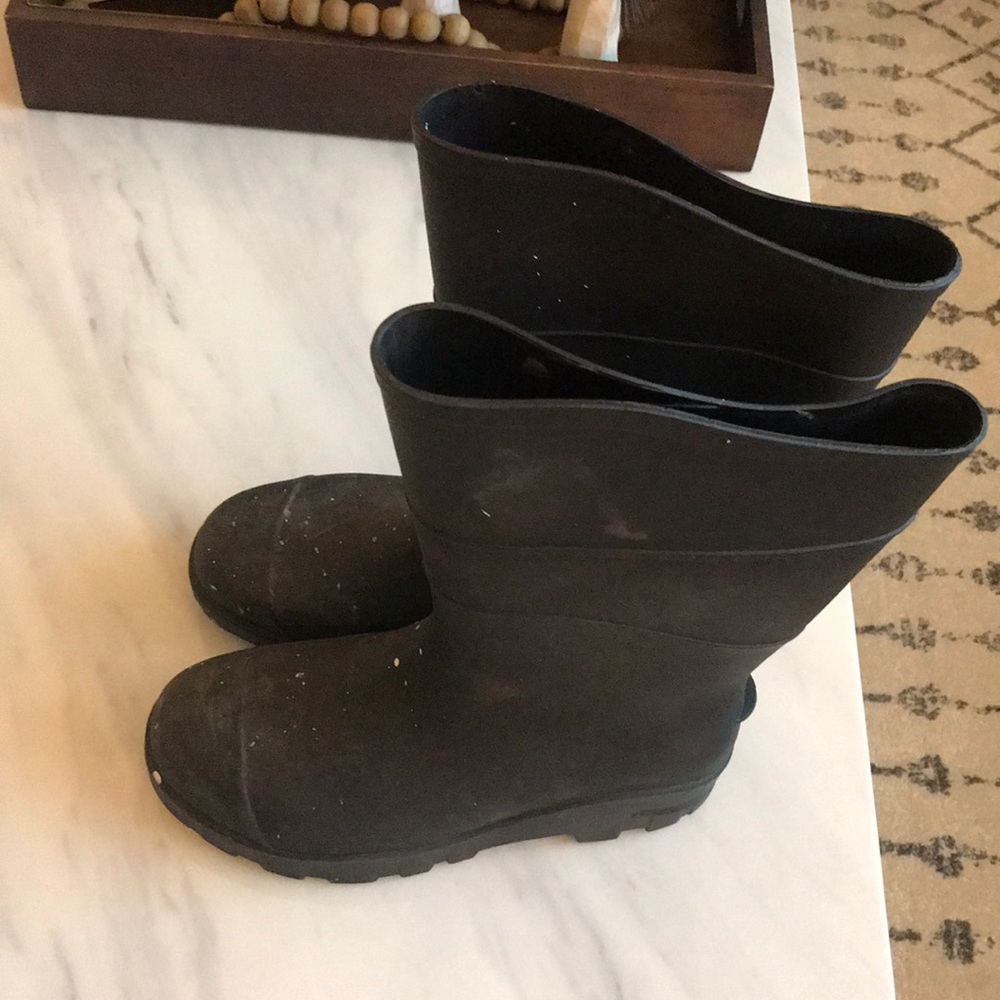 Black rubber rain boots